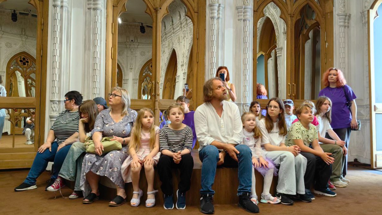 Первые побывали в театральном закулисье