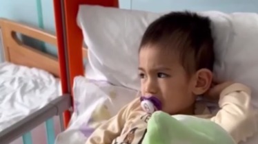 Появились первые кадры с очнувшимся после нападения в Шереметьеве мальчиком