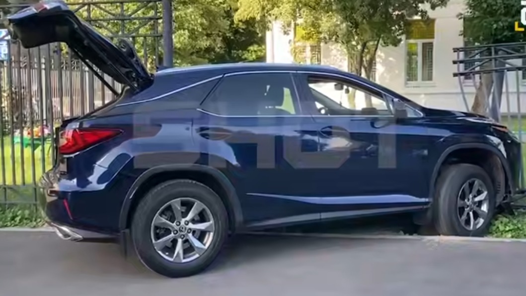 Экс-вратарь ЦСКА Аджем снес забор школы за рулем Lexus
