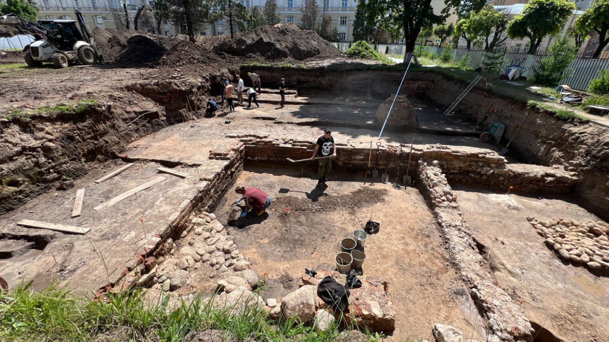 «Капсулу времени» XIII века откопали в развалинах дома в Смоленске