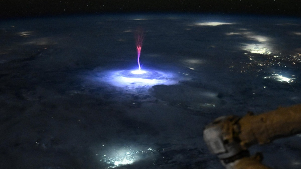 Астронавтка сфотографировала редкую молнию над облаками