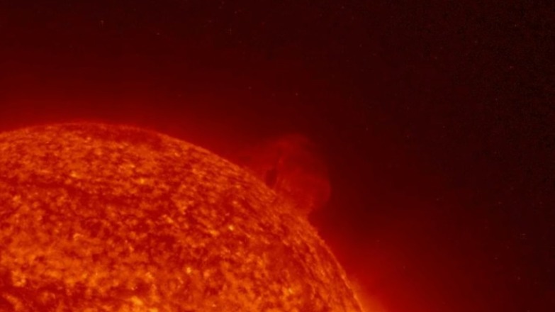 Солнце выбросило рекордно большой протуберанец из плазмы