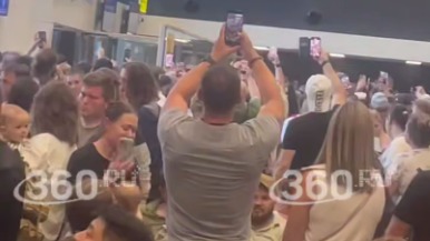 Застрявшие в Шереметьеве устроили концерт со скрипкой и баяном и спели «Катюшу»