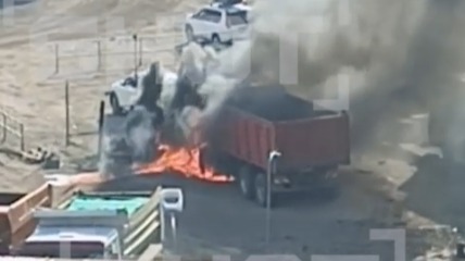 Shot: Грузовик взорвался в Москве, на место происшествия прибыл реанимобиль