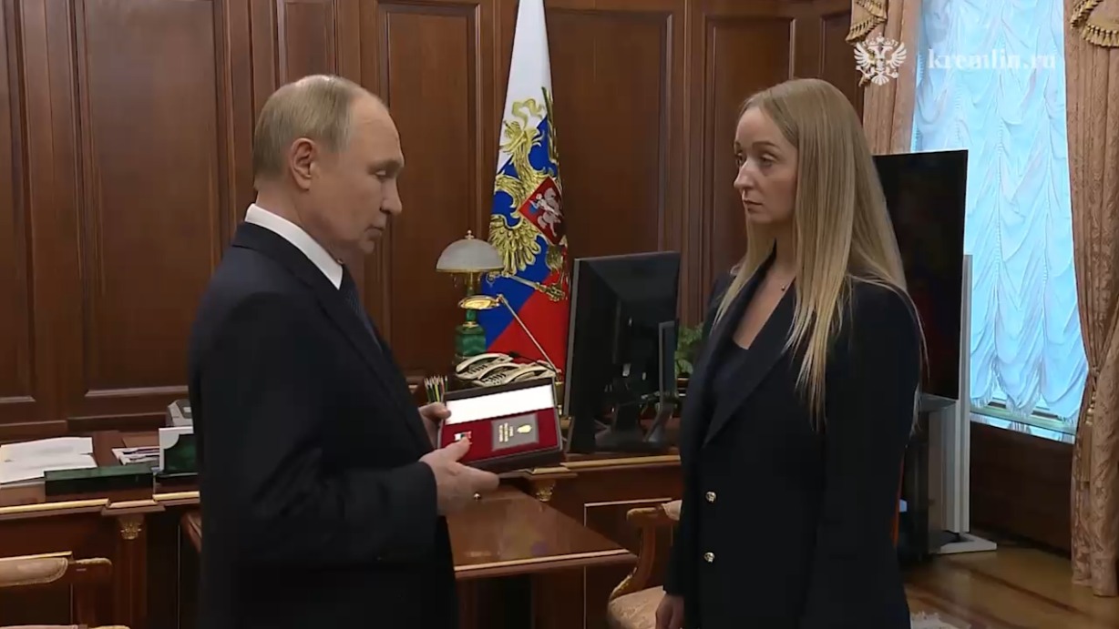 Путин передал медаль «Золотая Звезда» вдове замглавкома ВМФ Михаила Гудкова