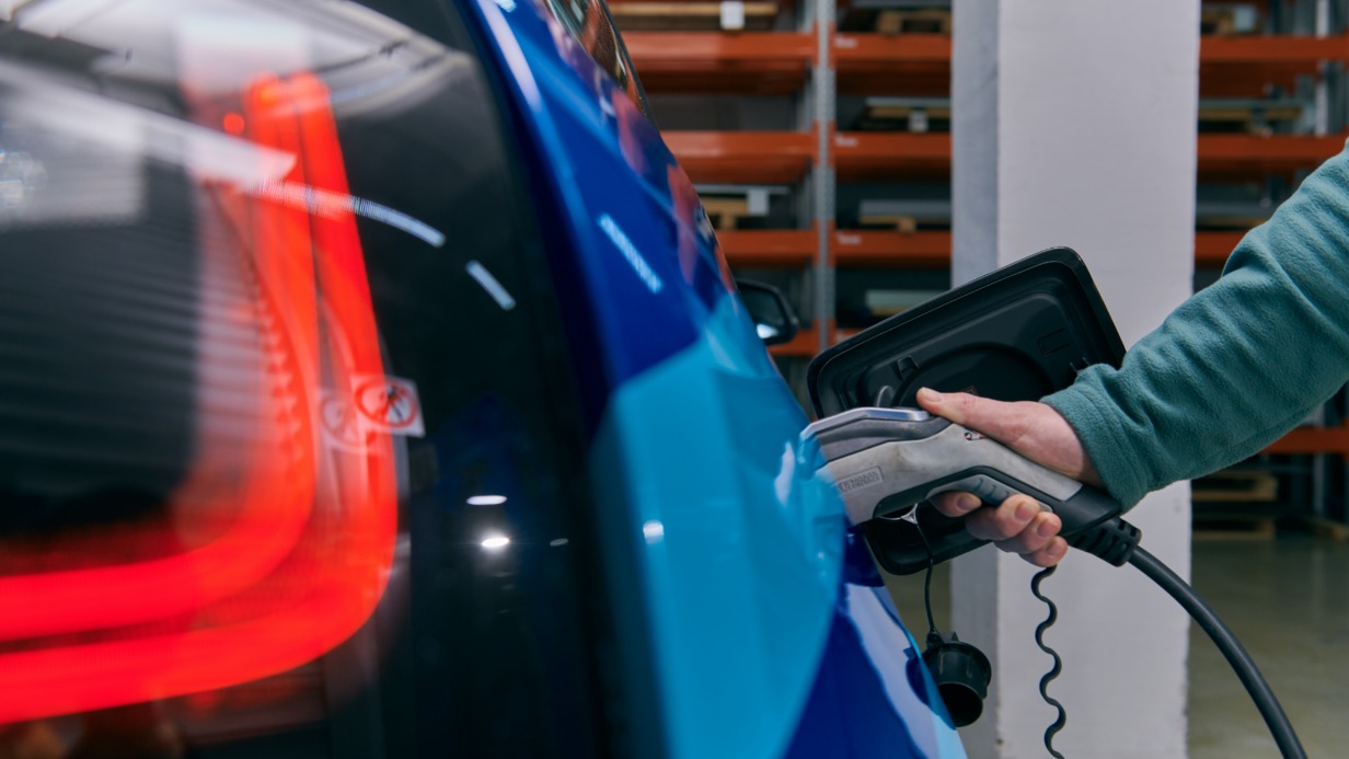 Зарядная станция для электротранспорта, разработанная столичной компанией «Парус электро», подойдет для регионов с разными климатическими условиями