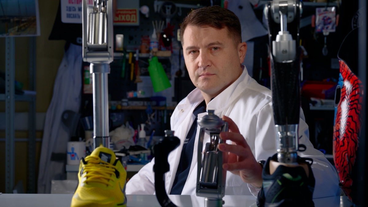 Гендиректор Steplife Иван Худяков демонстрирует разработанные компанией протезы с ИИ