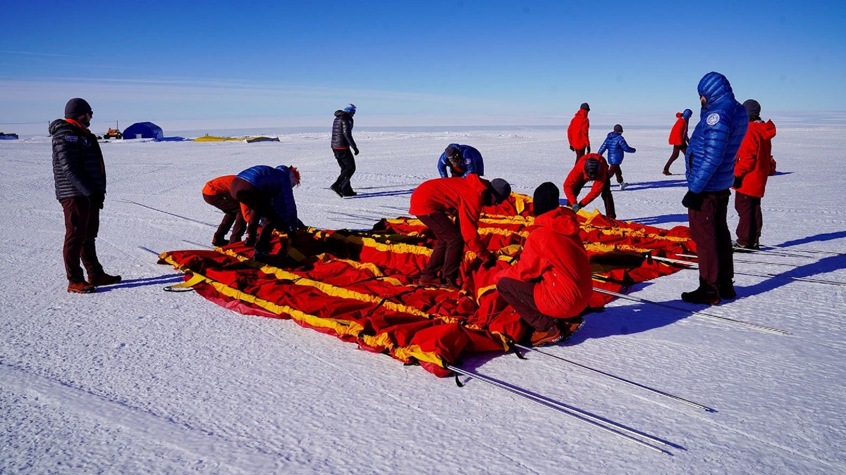 Участники Московской молодежной антарктической экспедиции под руководством Матвея Шпаро использовали модульную палаточную станцию от компании БАСК