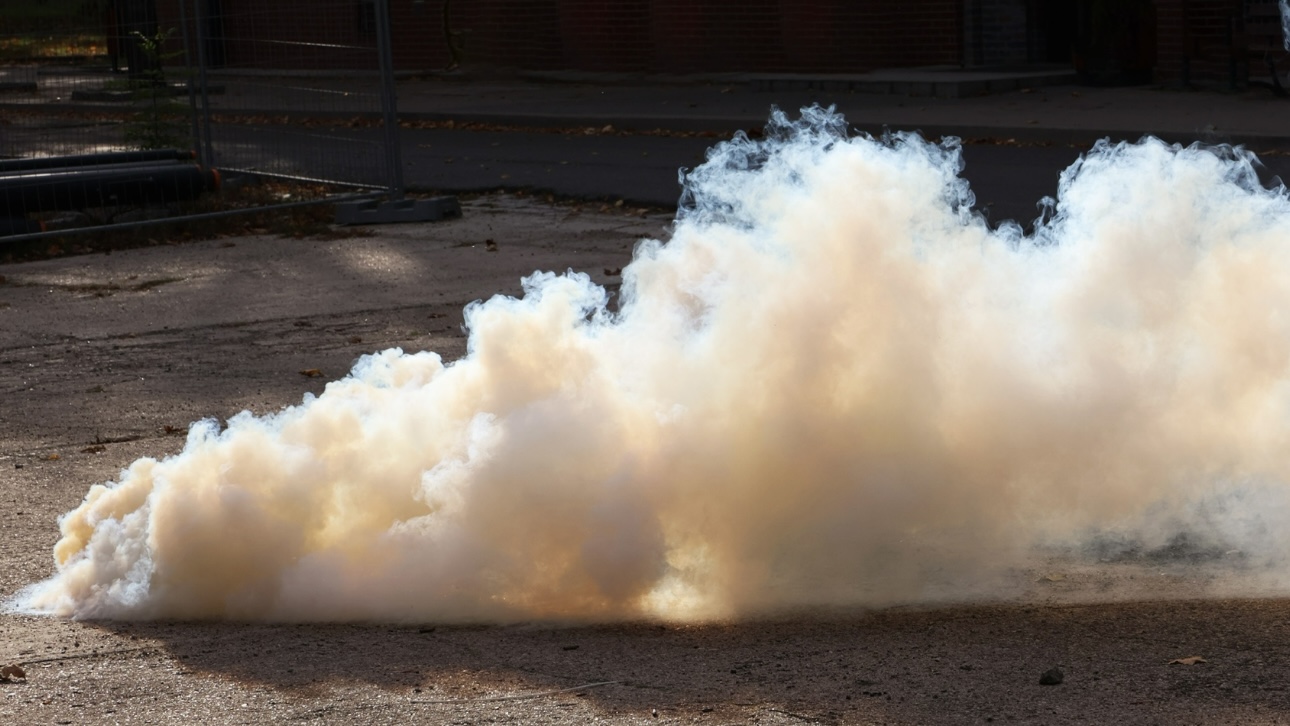 Shot: Мужчина бросил дымовую шашку в центре по пересадке волос в Москве