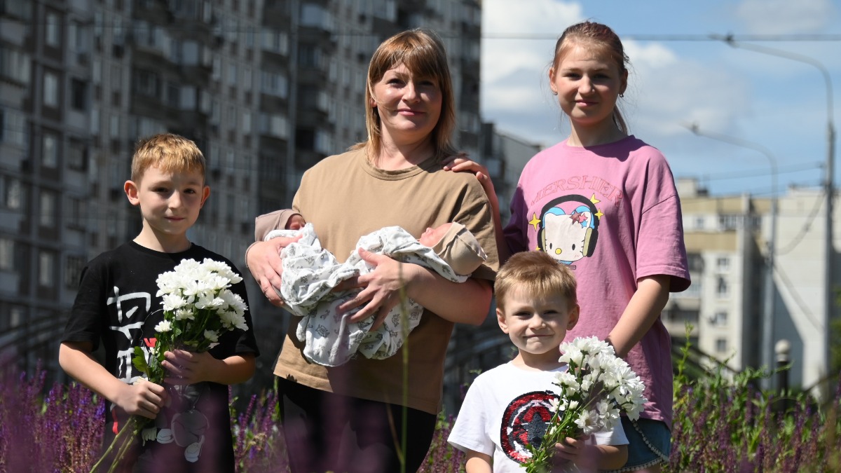 Многодетная семья Савостьяновых-Журавлевых из Марьина: Святослав, мать семейства Анастасия с новорожденными Яромиром и Романом на руках, Александр, Анна