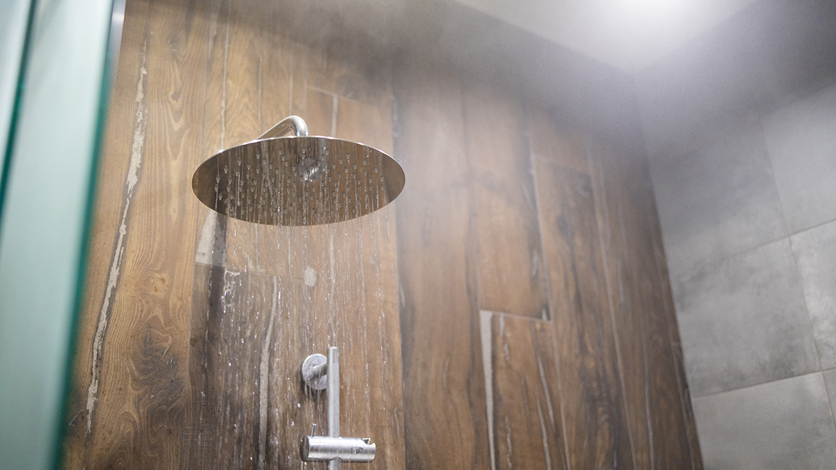 Психиатр: Душ в темноте помогает справиться с тревожностью и бессонницей