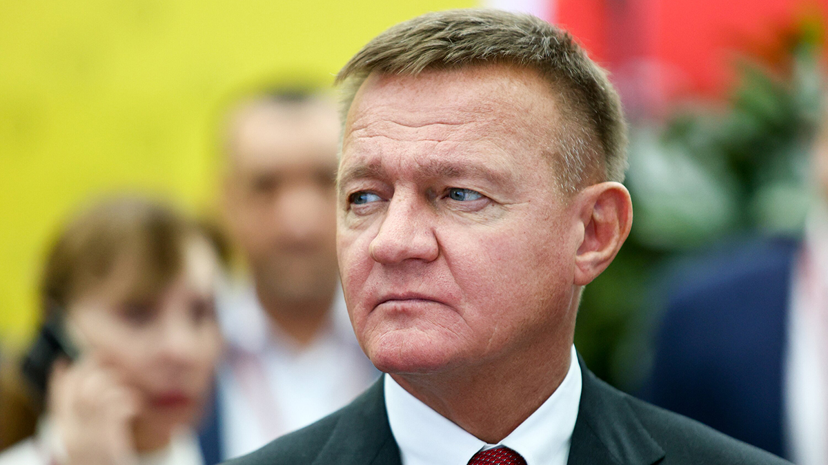 Рыдает и обнимает могилу: девушка Старовойта приехала на кладбище на поминки