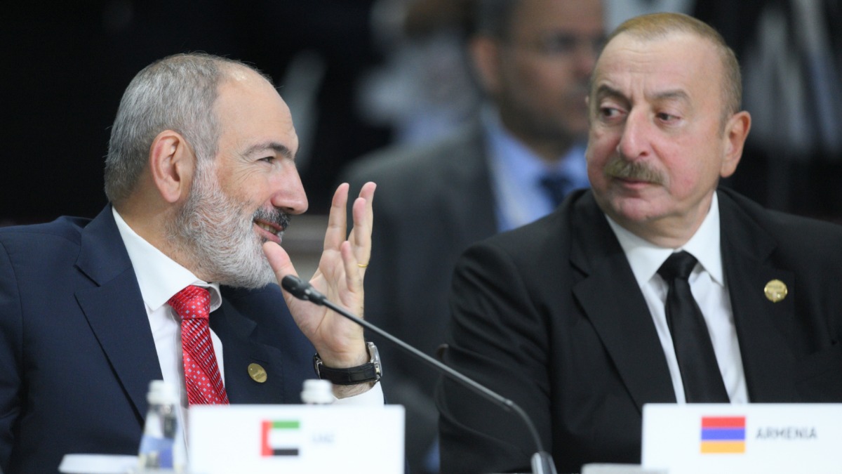 Премьер-министр Армении Никол Пашинян и президент Азербайджана Ильхам Алиев на пленарном заседании XVI саммита БРИКС