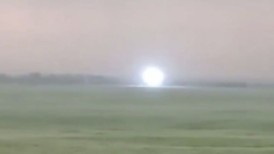 Семейная пара сняла на видео шаровую молнию в Канаде