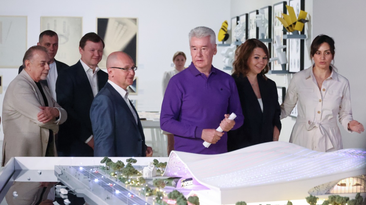 Первый замруководителя администрации президента России Сергей Кириенко, мэр Москвы Сергей Собянин и гендиректор выставки достижений «Россия» Наталья Виртуозова во время презентации архитектурного макета будущего здания Национального центра «Россия»