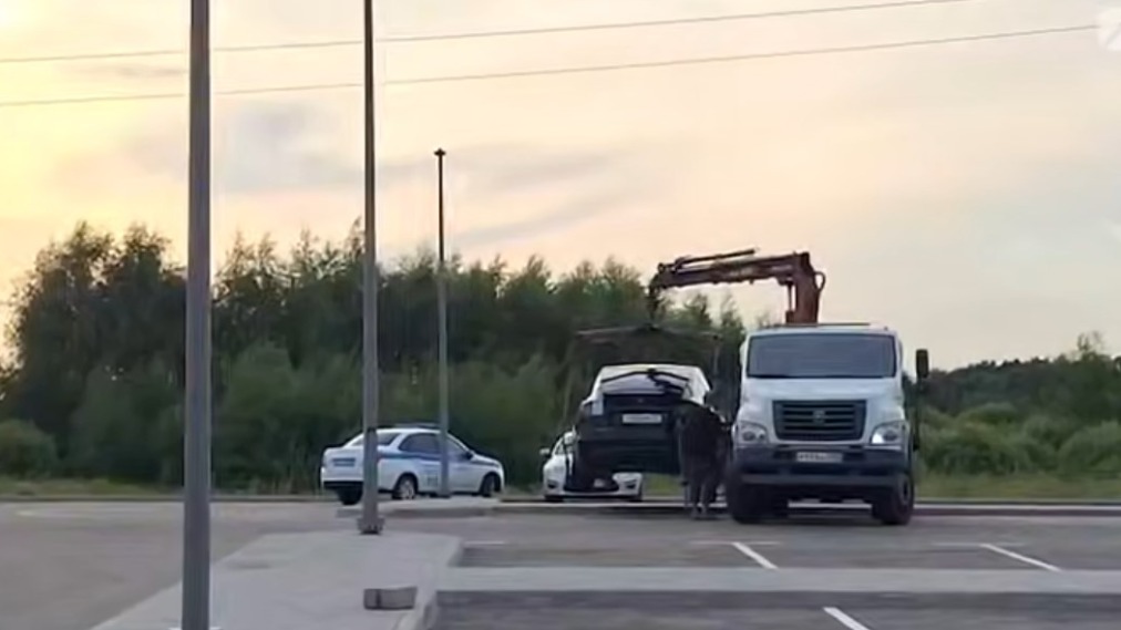 Электромобиль Tesla Старовойта увезли на эвакуаторе с места его самоубийства