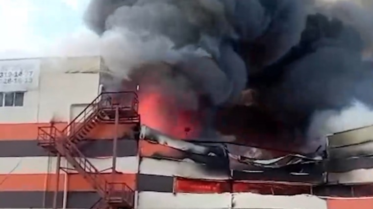 Пожар на площади 3,5 тысячи «квадратов» произошел на складе в Екатеринбурге