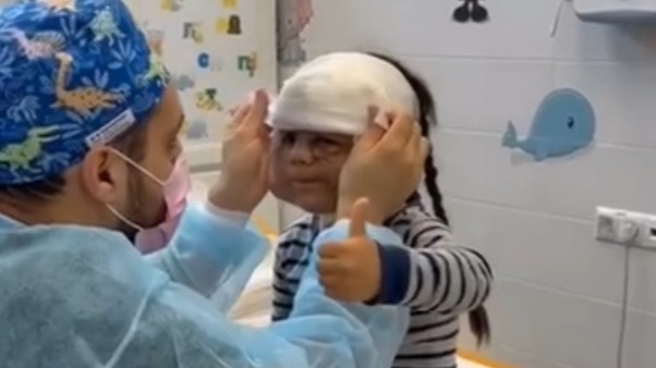 Девочке в «маске Бэтмена» провели новую операцию по удалению родимого пятна