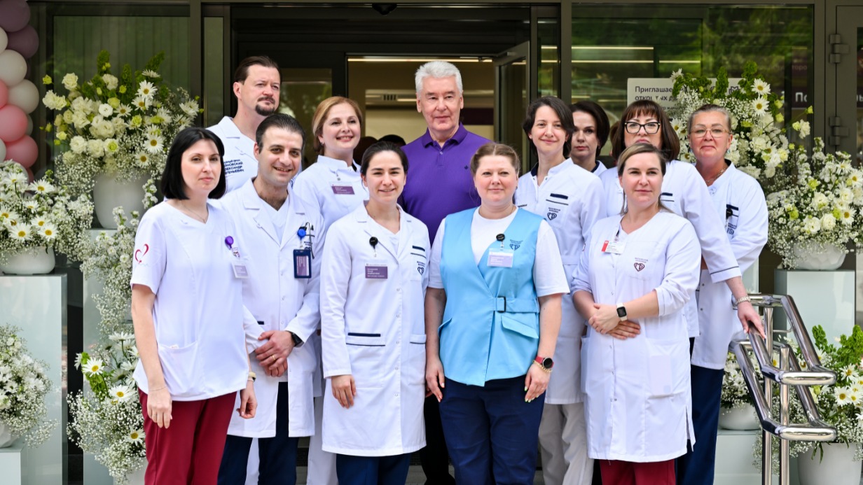 Мэр Москвы Сергей Собянин пообщался с медицинским персоналом Центра женского здоровья, который открылся на улице Багрицкого, 55