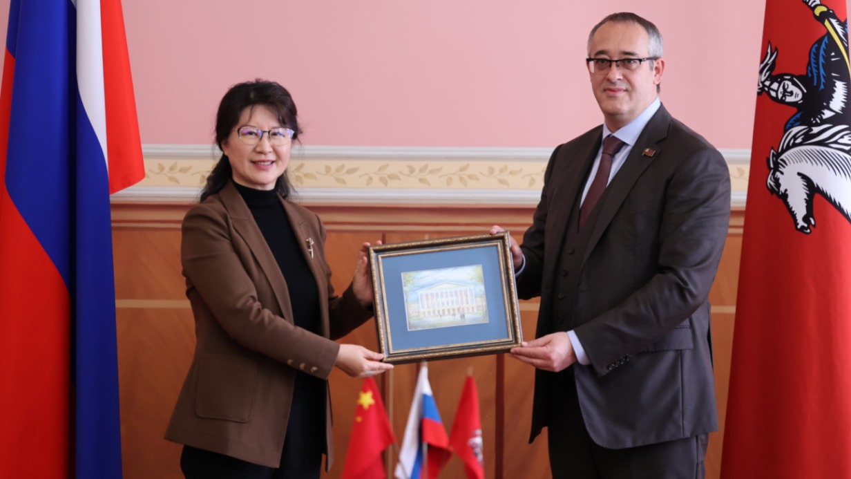 Председатель Мосгордумы Алексей Шапошников передал заместителю председателя постоянного комитета Собрания народных представителей Харбина Линь Яньцю памятную картину с изображением исторического здания столичного парламента