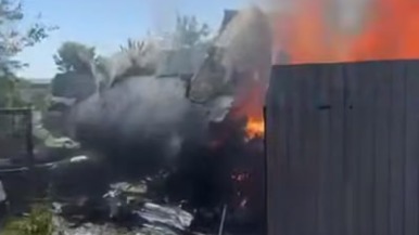 Baza: Учебный самолет упал на участок жилого дома в Казани