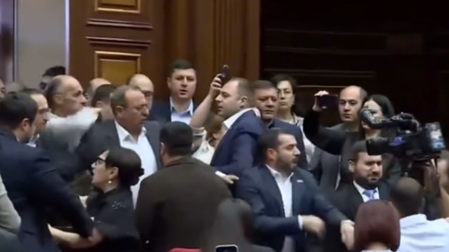 В Сети появилось видео драки в парламенте Армении