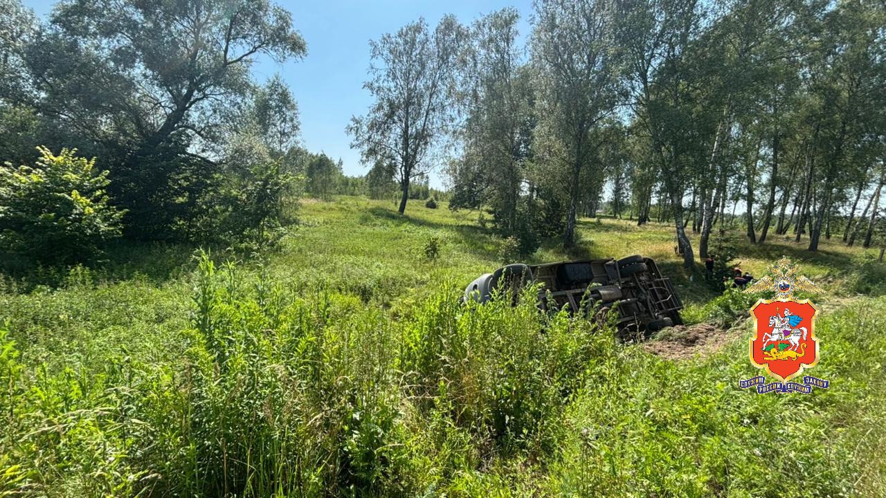 Микроавтобус вылетел в кювет и перевернулся под Ступино в Подмосковье