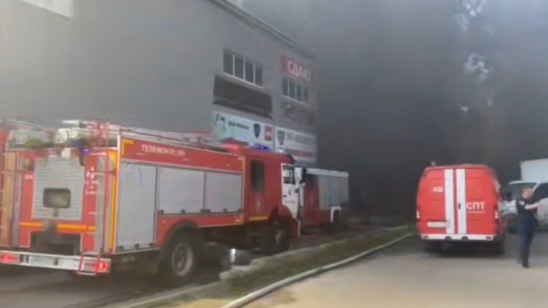 Пожар охватил почти 10 тысяч «квадратов» цеха и складов в Ростове-на-Дону