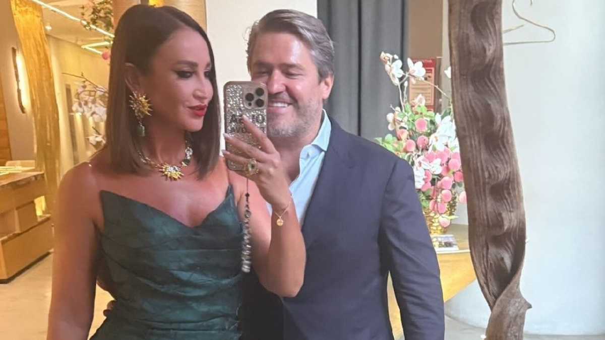 Бузова появилась на свадьбе гимнастки Авериной в компании мужчины