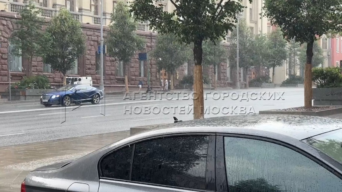 Ветер и ливень: непогода обрушилась на центр Москвы