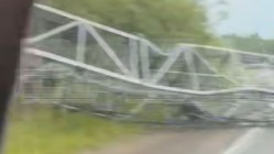 Вышка сотовой связи упала на дорогу в Подмосковье