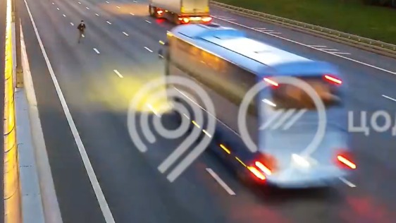 Автобус насмерть сбил перебегавшего МКАД мужчину