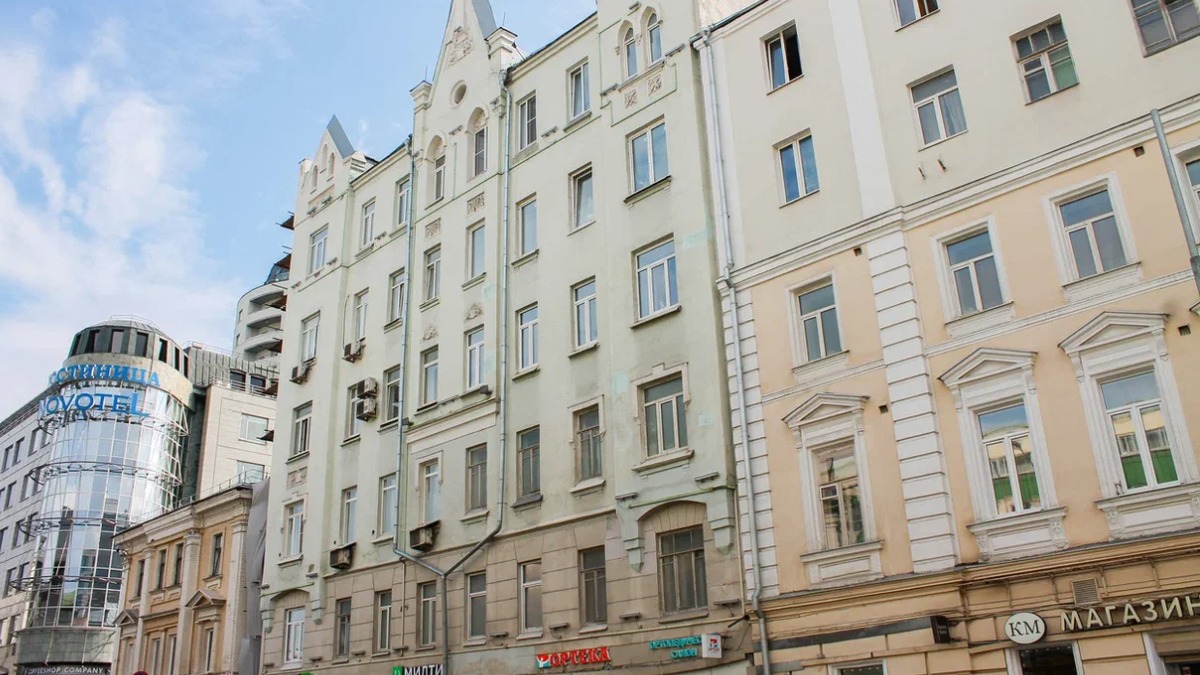 В центре столицы проходит капитальный ремонт жилого дома, возведенного в стиле эклектики