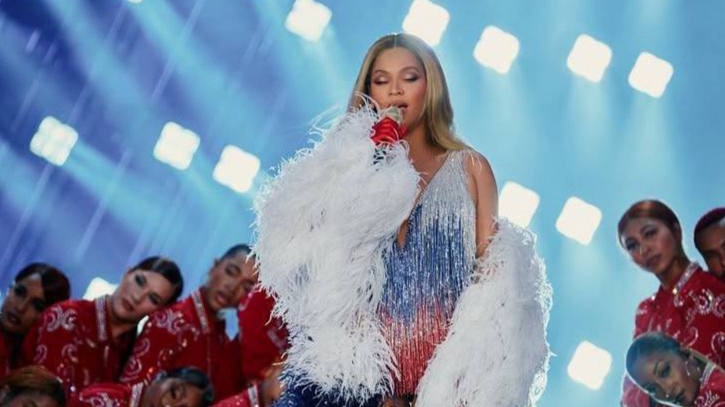 «Где-то плачет SHAMAN»: наряд Бейонсе в цветах флага РФ вызвал ажиотаж среди россиян