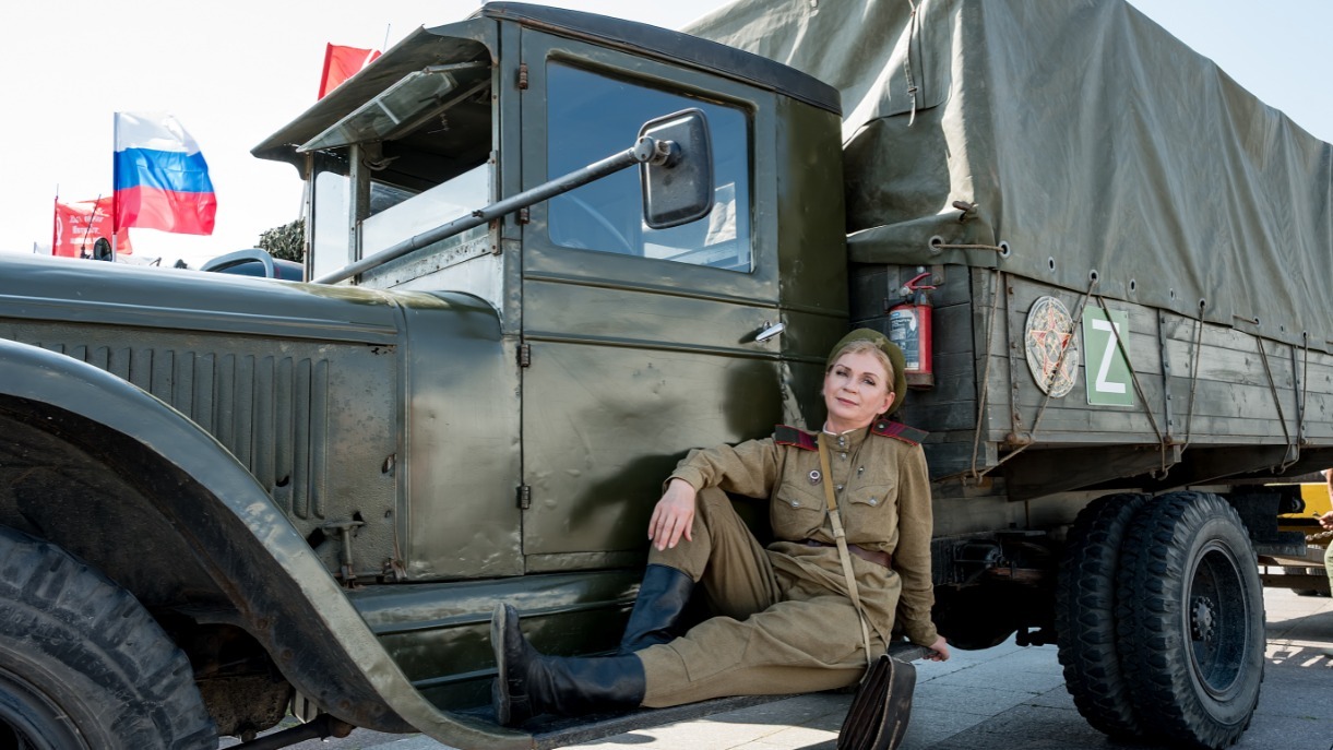 Реконструктор Яна Коломина у Музея Победы на Поклонной горе отправляется в седьмой бронепробег «Дорога Мужества»