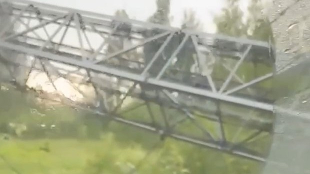 Вышка сотовой связи рухнула и перекрыла дорогу автомобилистам в Подмосковье