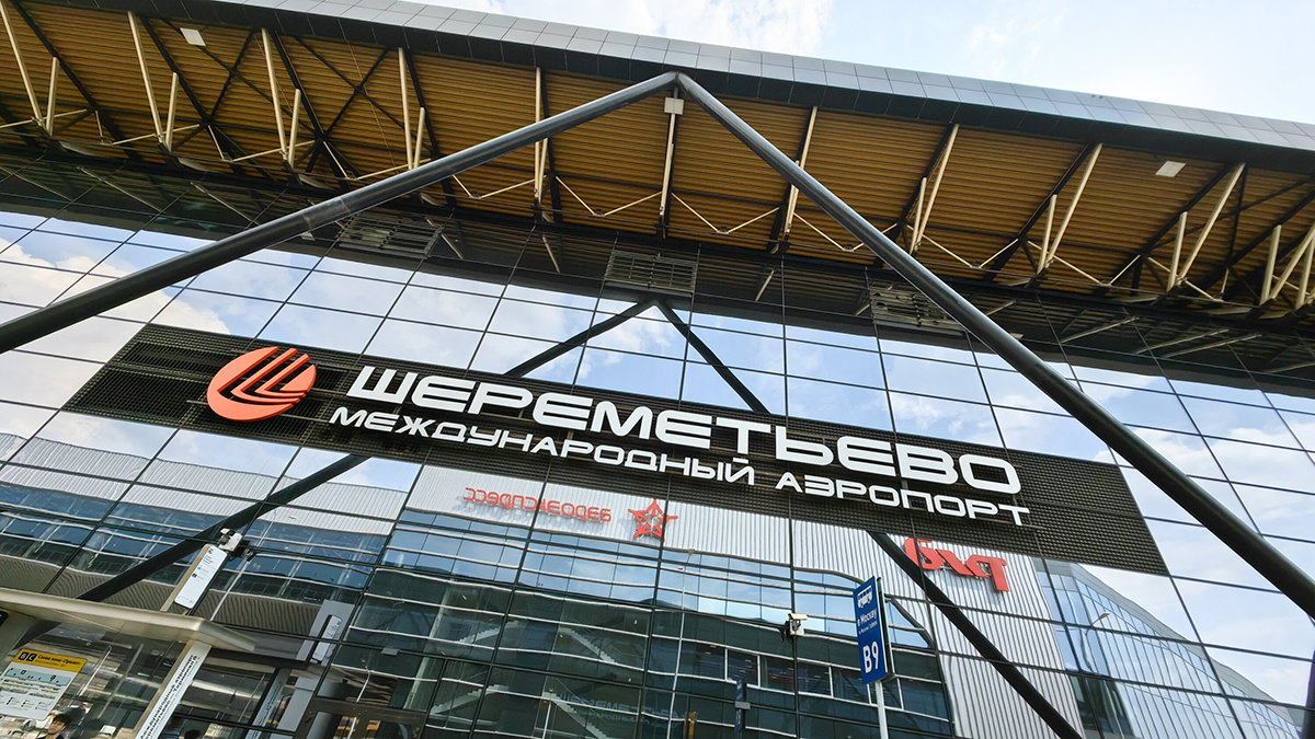 «Ъ»: Девушки в аэропорту Шереметьево обманом вымогали у солдат СВО деньги