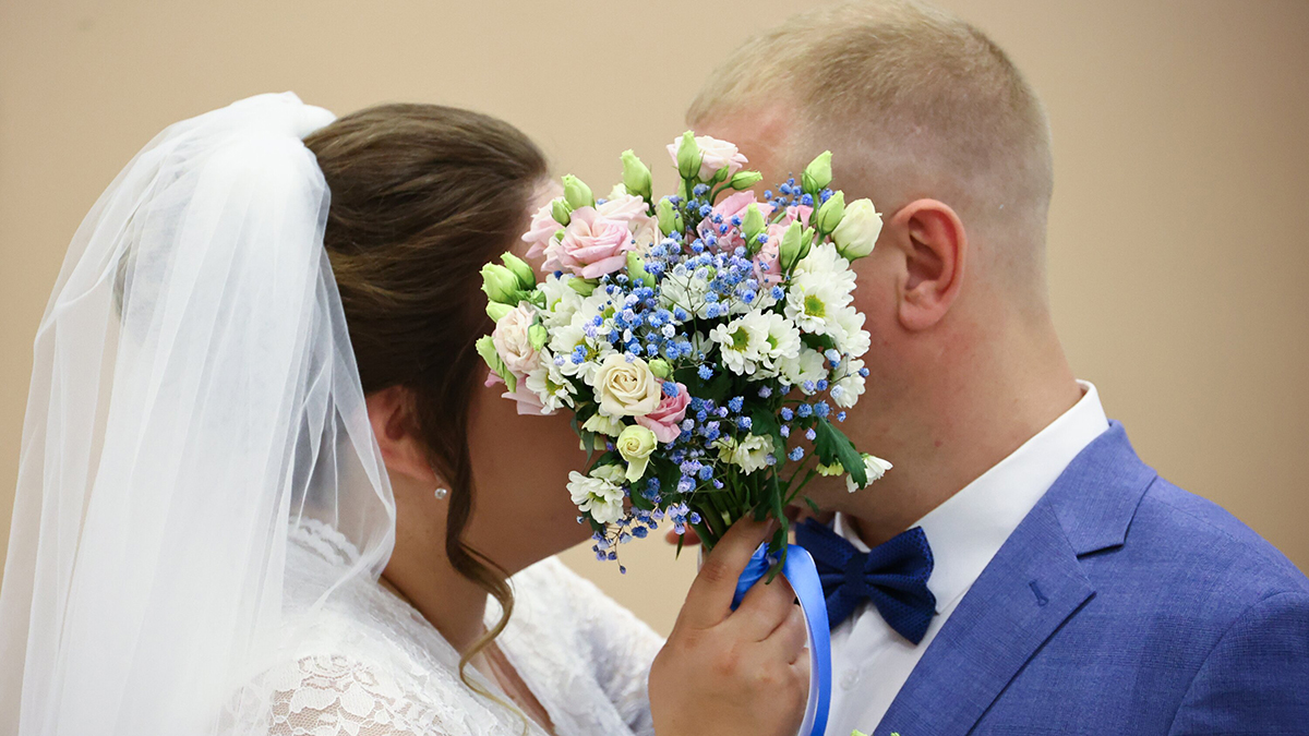 Священник рассказал, как девушкам нужно молиться об удачном замужестве