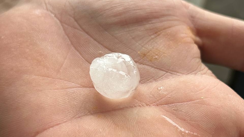 СМИ: Град и ливень обрушились на Омск