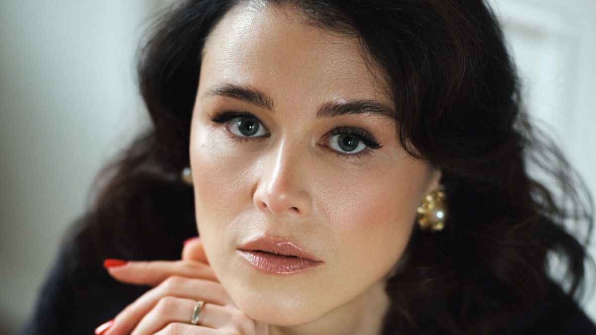 Наталья Павлова сегодня исполняет десятки главных партий в репертуаре Мариинского театра. Артистка стала первой, кто представил на сцене спектакли в сложном жанре монооперы