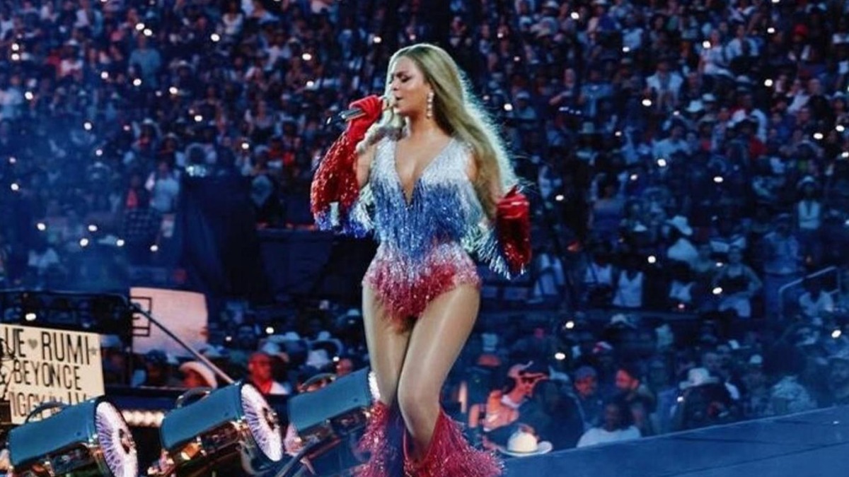 Дайте Бейонсе кокошник! Певица вышла на сцену в цветах триколора
