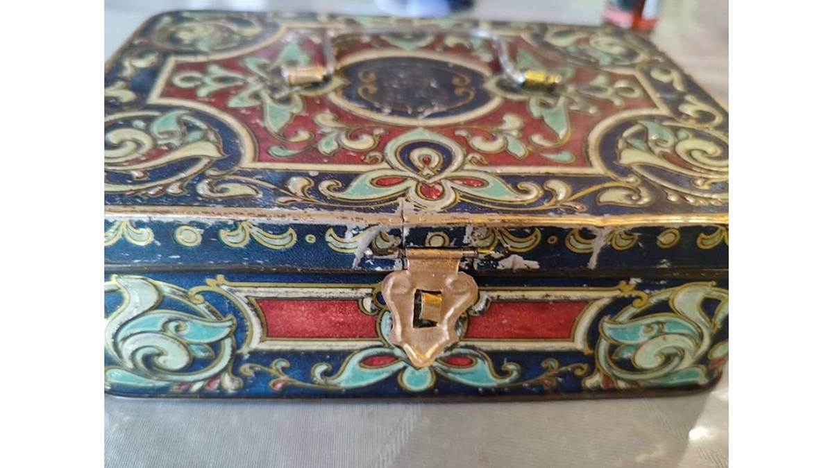 Шкатулку для сладостей XIX века продают в Подмосковье по низкой цене