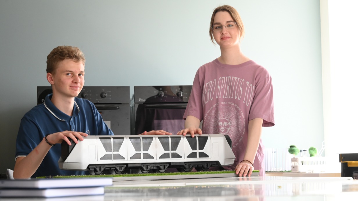 Абитуриенты Николай Скоробогатов и Екатерина Сенина пришли в Высшую инженерную школу Российского университета транспорта, чтобы познакомиться с передовыми образовательными программами технической отрасли