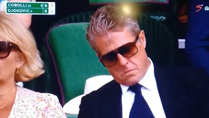 Актер Хью Грант уснул в королевской ложе во время матча Уимблдона