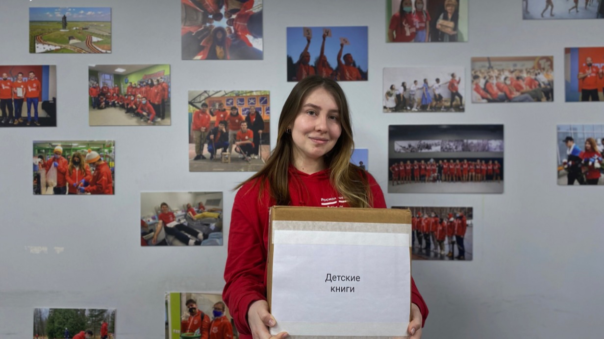 Активистка «Волонтерской Роты Боевого Братства» Елизавета Сухотина — одна из тех, кто помогал собирать книги для жителей новых территорий. Участники организации регулярно выезжают на Донбасс и в Херсонскую область, чтобы передать литературу в местные школы и библиотеки