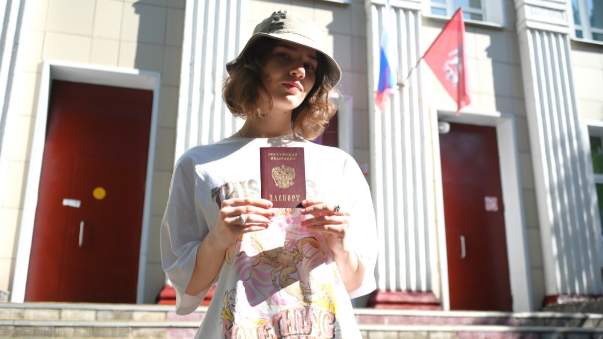 Алена Парьян у здания школы. Идет пересдавать Единый госэкзамен (ЕГЭ) по химии, чтобы набрать необходимые для поступления баллы