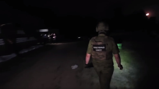 Следователей, осматривающих пляж с обломками дронов ВСУ в Курске, сняли на видео