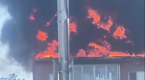 Мощный пожар охватил крышу жилой пятиэтажки в подмосковном городе Пушкино