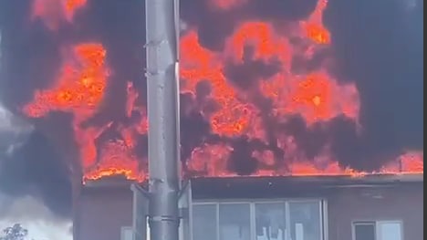 Стала известна площадь мощного пожара на крыше многоэтажки в Пушкине