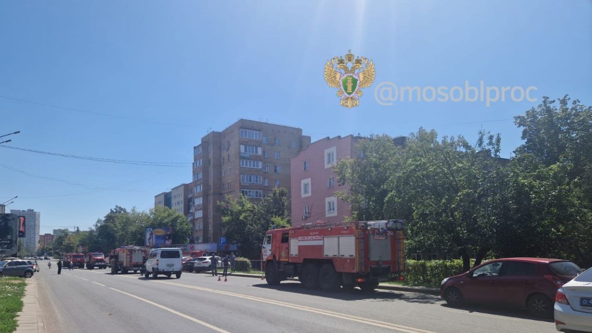 Пожарные ликвидировали открытое горение на крыше дома в подмосковном Пушкине